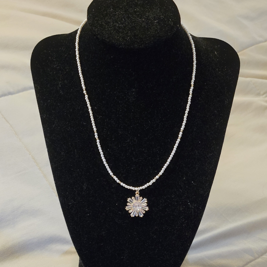 Bb Lila Nwot White And Gold Necklace With A Crystal Pendant
